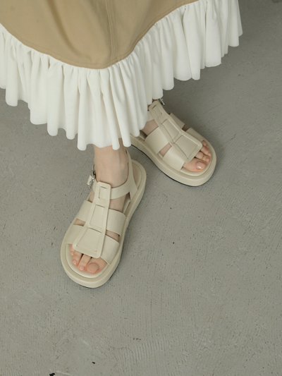 Black tea platform sandal